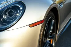 carros de luxo restos de rico