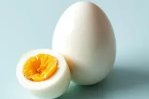 ovo de galinha inteiro cozido